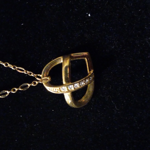 Avon Floating heart pendant on an oval link chain. 16+2 long - Picture 2 of 4